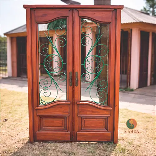 Puerta doble artesanal de madera maciza y hierro forjado fabricada por MAHUA en Saladillo